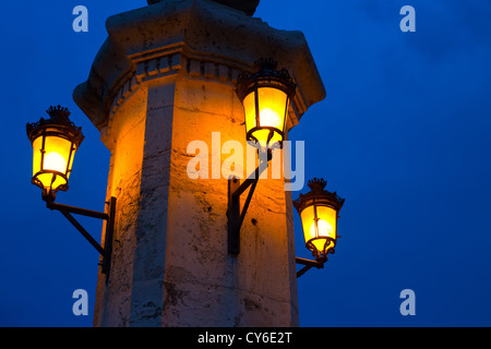 Stadt von Valencia Nacht Brücke Puente del Mar Straßenlaternen Spalte Detail Stockfoto