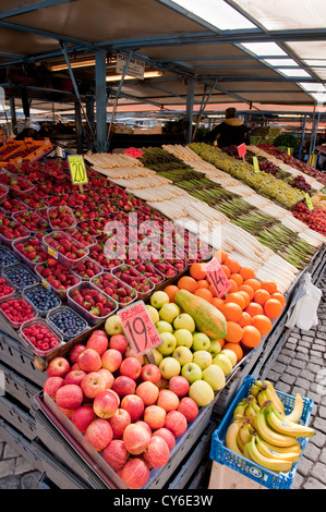 Obst-Stände in Hotorget Marktplatz in Stockholm, Schweden Stockfoto