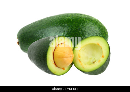 Grünen Avocado halbieren mit einem Knochen und ganze eins auf isoliert zurück auf weiss. Auch bekannt als Alligator pear Stockfoto