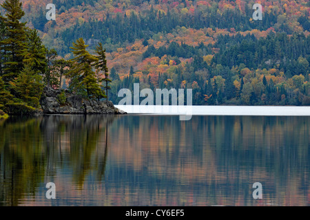 See der zwei Flüsse mit Herbst Reflexionen, Algonquin Provincial Park, Ontario, Kanada Stockfoto