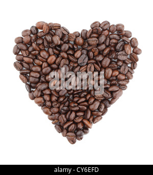 Herzform aus Kaffeebohnen hergestellt. Isoliert auf weißem Hintergrund Stockfoto