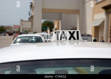 weißes Dach von Taxi wartet in einen Rang vor einem Einkaufszentrum Florida usa Stockfoto