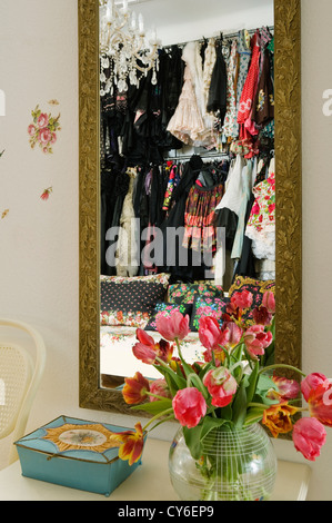 Vergoldeter Spiegel über reich verzierte barocke Konsolentisch in