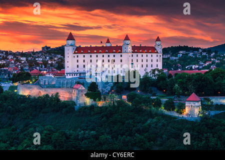 Die Burg in Bratislava (Slowakei) bei Sonnenuntergang Stockfoto