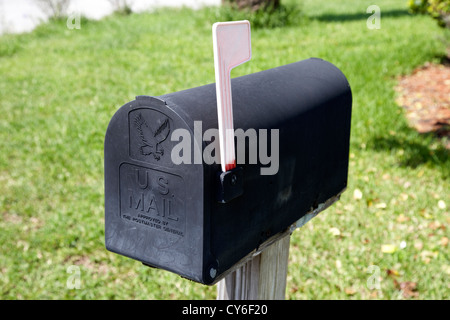 Schwarz uns mail-Postfach mit Fahne angehoben Signalisierung Post-usa Stockfoto