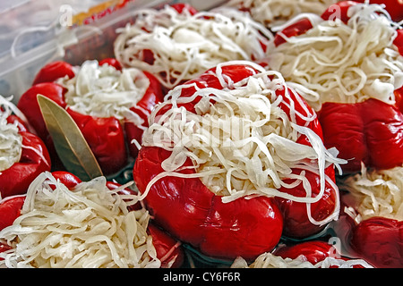 Gurken in Haus, Paprika und Kohl, ausgesetzt in großen Mengen für den Verkauf vorbereitet. Stockfoto