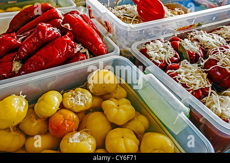 Gurken in Haus, Paprika und Kohl, ausgesetzt in großen Mengen für den Verkauf vorbereitet. Stockfoto