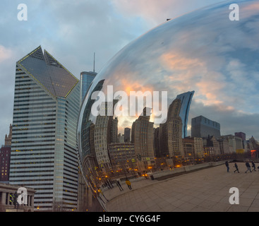 Chicago, Illinois Cloud Gate aka "The Bean" spiegelt die Skyline der Stadt mit dem Bau der Smurfit-Stone, im Millennium Park Stockfoto