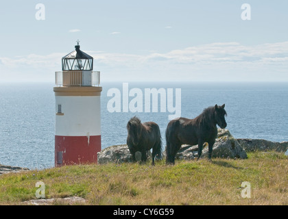 Clythness Leuchtturm in der Nähe von Lybster an der Küste von Sutherland. Mit Blick auf eine ruhige Nordsee an einem sonnigen Tag. Stockfoto