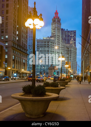 Chicago, Illinois Blick auf das Wrigley Building an der Michigan Avenue bei Nacht Stockfoto