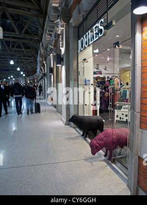 Innenraum der Waterloo Station zeigen, Sanierung, Waterloo, London, England, Vereinigtes Königreich Stockfoto