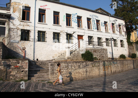 Ismail Kadare Straße in Gjirokaster Stockfoto