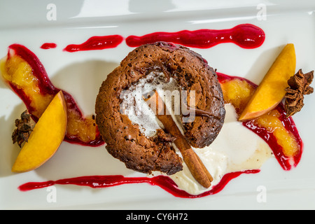 Nahaufnahme von einem Schoko-Muffin mit Flüssigkeit im Inneren und Zimt Stockfoto