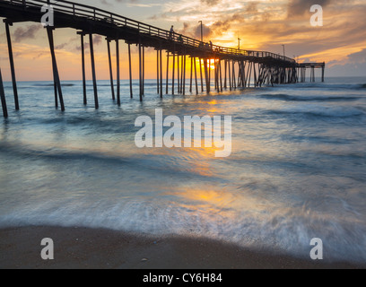 Cape Hatteras National Seashore, Avon, North Carolina Sunrise Reflexionen über Surf und Wellen unter dem Avon Fishing pier Stockfoto