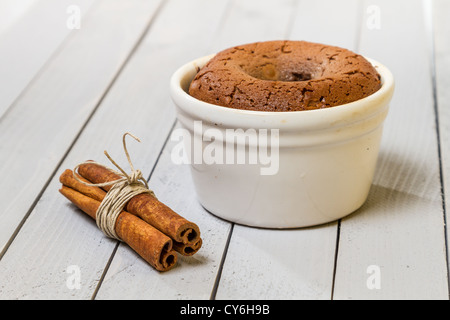 Muffins mit flüssiger Schokolade innen und Zimtrinde Stockfoto