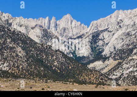Blick auf Mount Whitney von Alabama Hills, Lone Pine im Owens Valley der westlichen Sierras off Route 395. Stockfoto