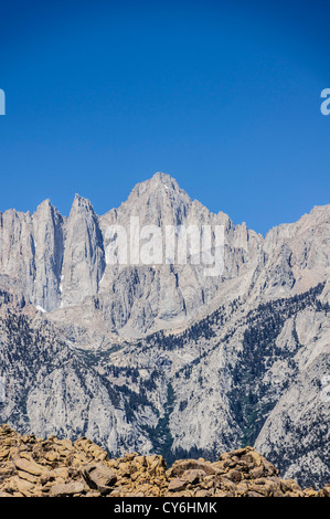 Blick auf Mount Whitney von Alabama Hills, Lone Pine im Owens Valley der westlichen Sierras off Route 395. Stockfoto