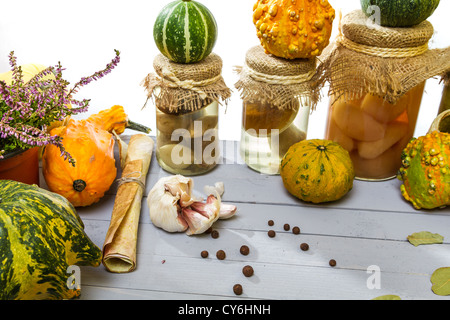 Herbstgemüse mit dem Rezept auf dem Regal Stockfoto