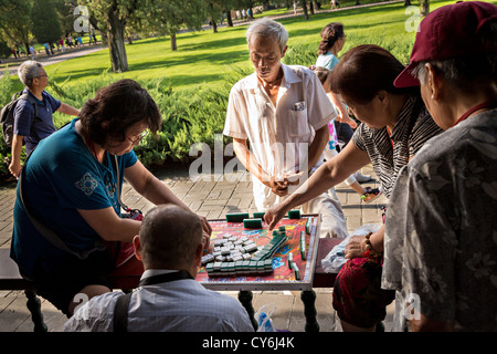 Chinesen spielen Sie Mahjong ein traditionelles Brettspiel auf den Tempel des Himmels Park in Peking, China Stockfoto