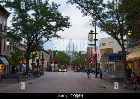 State Street, Madison, Wisconsin. State Capitol Building im Hintergrund. Stockfoto