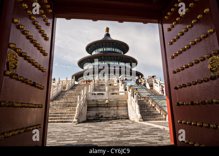 Blick auf die Halle des Gebets für gute Ernten, bekannt als der Tempel des Himmels im Sommer in Peking, China Stockfoto