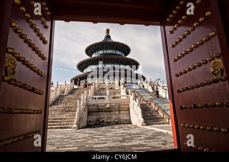 Blick auf die Halle des Gebets für gute Ernten, bekannt als der Tempel des Himmels im Sommer in Peking, China Stockfoto