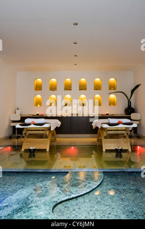 Maurischen Stil portugiesischen Hotel mit Strandbar und Michelin-Sterne-Restaurant auf Algarve-Küste Stockfoto