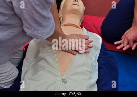 CPR-Wiederbelebung durchführen Stockfoto