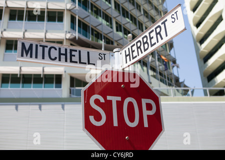 Straßenschild und Stop-Schild in der Stadt Darwin, Northern Territory, Australien Stockfoto