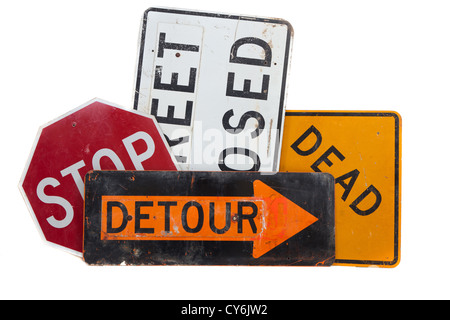 Verschiedene Verkehrszeichen einschließlich Sackgasse, Stop, Umweg und Straße geschlossen auf weißem Hintergrund Stockfoto