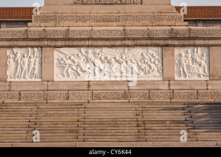 Bas-Reliefs auf dem Denkmal für die Helden des Volkes in Tian'an Platz in Peking, China Stockfoto