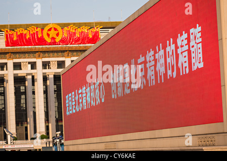 Eine elektronische Unterschrift blinkt Parolen in Tian'an Platz in Peking mit dem China National Museum im Hintergrund. Stockfoto