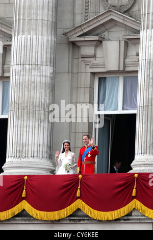 Herzog und Herzogin von Cambridge erscheinen für die Massen auf dem Balkon des Buckingham Palace nach ihrer Hochzeit. Stockfoto