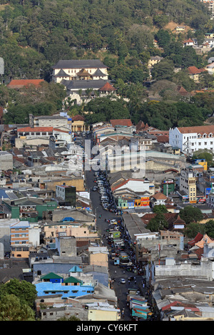 Überblick über die belebten Straßen im Zentrum von Kandy, Sri Lanka Stockfoto