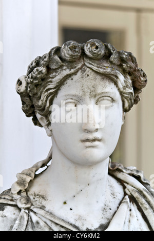 Achilleion Palast auf der Insel Korfu in Griechenland. Der Achilleion Palast ist berühmt für seine klassischen mythologischen Themen-Statuen Stockfoto