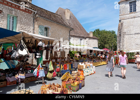 Markttag am Issigeac in der Perigord Region Frankreichs Stockfoto