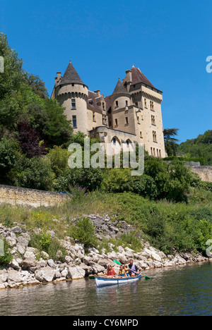 Kanu auf der Dordogne in der Nähe von La Roque-Gageac, mit Chateau De La Malartrie im Hintergrund, Perigord, Frankreich Stockfoto