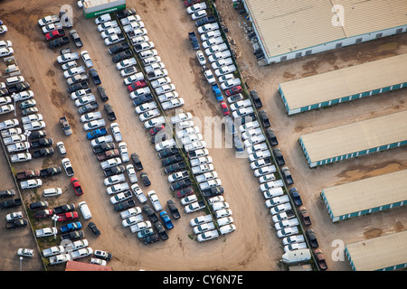 Große Gas fressenden Autos in Fort McMurray, das Zentrum der Athabasca-Ölsande, der weltweit drittgrößte Ölreserven und die umweltschädlichsten Projekt auf dem Planeten. Sande haben rund drei Mal den Carbon Footprint von konventionellen Öl-Versorgungsmaterialien, sind verantwortlich für die zweitgrößte Rate der Abholzung der Wälder auf dem Planeten und sind äußerst giftig und Verschmutzung der Umwelt, sowie eine Katastrophe von einem Klima Perspektive ändern. Der riesige Arbeitsplätze-Boost hat Menschen aus der ganzen Welt und führen zu eine Multi-kulturelle Stadt angezogen. Stockfoto