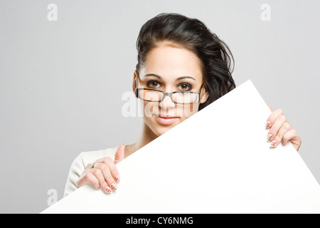 Porträt einer wunderschöne Brünette Frau mit leeren weißen Banner. Stockfoto