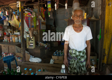Ladenbesitzer in einem am Straßenrand Shop, Ambalappuzha, in der Nähe von Alappuzha (Alleppey), Kerala, Indien Stockfoto