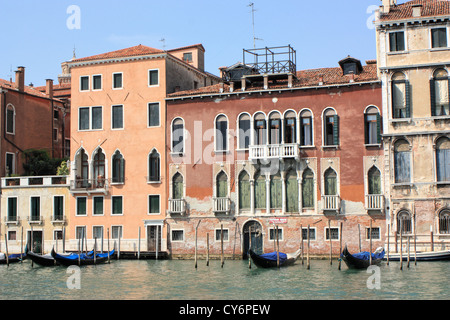 Palazzo Tiepoletto Passi (links) und Palazzo Soranzo Pisani (Mitte). Stockfoto