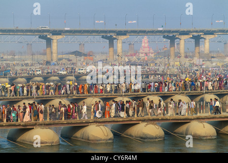 Pilger über Ponton-Brücken über den Fluss Ganges mit der Grand Trunk Road Bridge hinter Maha Kumbh Mela 2001, Allahabad, Uttar Pradesh, Indien Stockfoto
