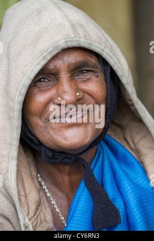 Porträt einer alten zahnlose Frau lächelnd an ein Foodstall in der Nähe von Munnar, Kerala, Indien Stockfoto