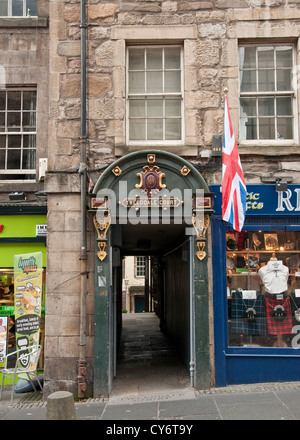 Die verzierten Eingang Tweeddale Gericht auf der Royal Mile in Edinburgh, Zentralschottland Stockfoto