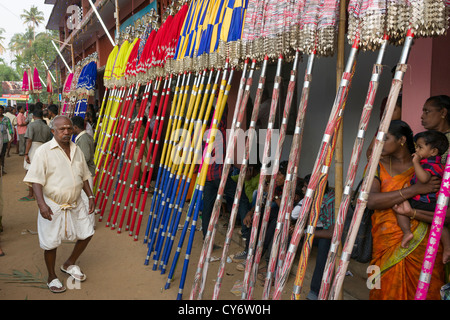 Pilger zu Fuß vorbei an bunten Sonnenschirmen genannt Muthukuda aufgereiht für das Goureeswara Tempelfest Cherai, in der Nähe von Kochi (Cochin), Kerala, Indien Stockfoto