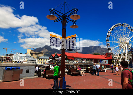 Eine Richtung Markierung befindet sich in der Victoria and Albert Waterfront in Kapstadt Südafrika. Stockfoto