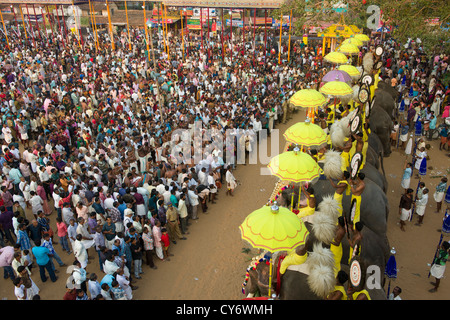 Scharen von Pilgern steht vor einer Reihe von Elefanten Tempel auf dem Goureeswara-Tempel-Festival, Cherai, in der Nähe von Kochi (Cochin), Kerala, Indien Stockfoto