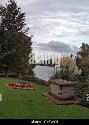 Das Gelände des Allerheiligen-Pfarrkirche, die an den Ufern des Flusses Great Ouse in Hartford, in der Nähe von Huntingdon steht. Stockfoto