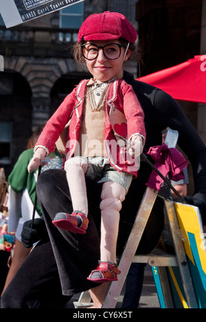 Lustige weibliche Streetart-Künstler auf der Royal Mile-Straße in zentral-Edinburgh, Schottland Stockfoto