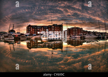 Sonnenuntergang, Exeter Kanal-Becken, Exeter Kai, Exeter, Devon, England.   Bei Sonnenuntergang spiegelt sich der Himmel auf den Gewässern des Kanals. Stockfoto